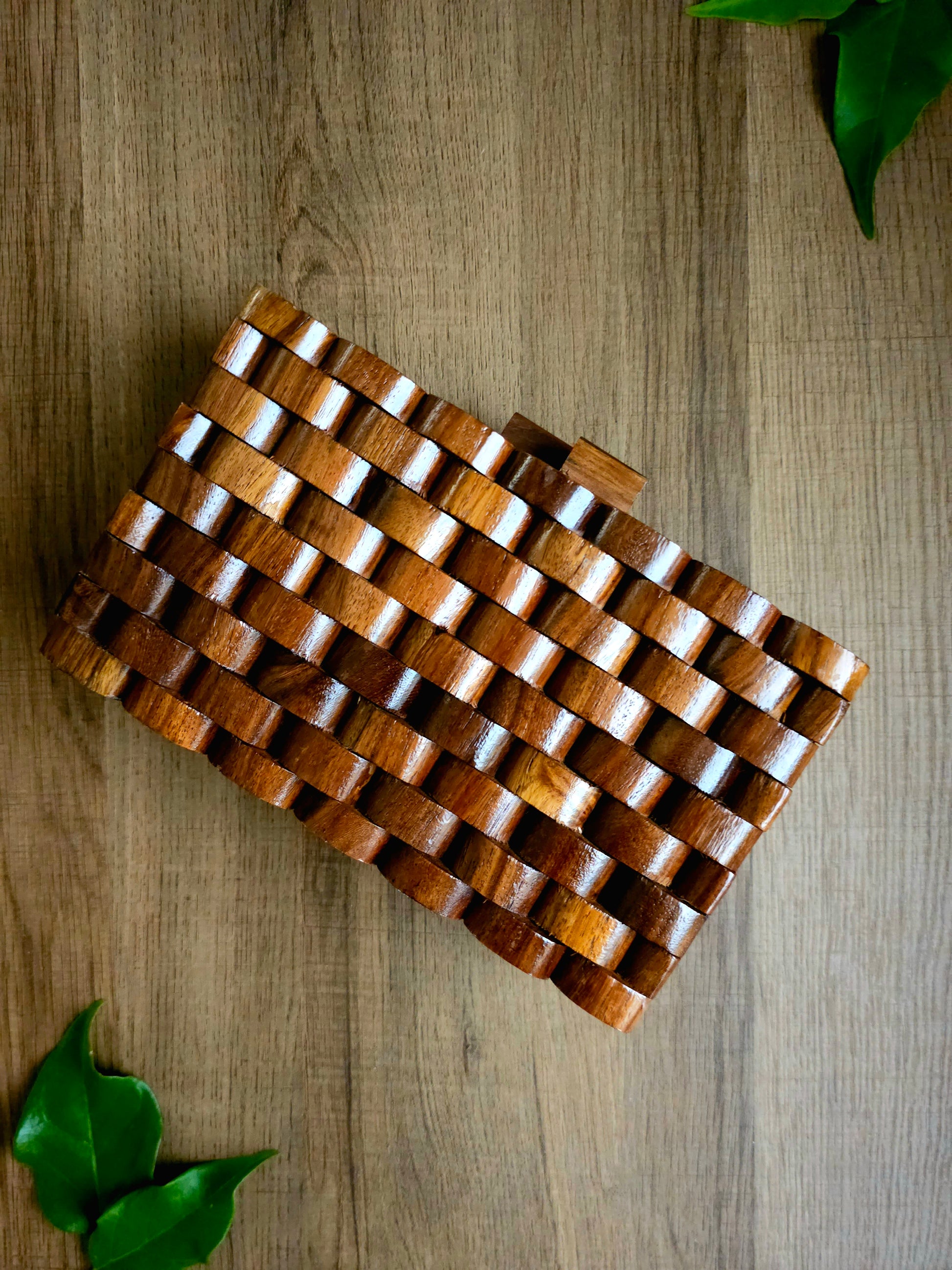 Timber Weave Clutch made of Interwoven Wooden Pieces
