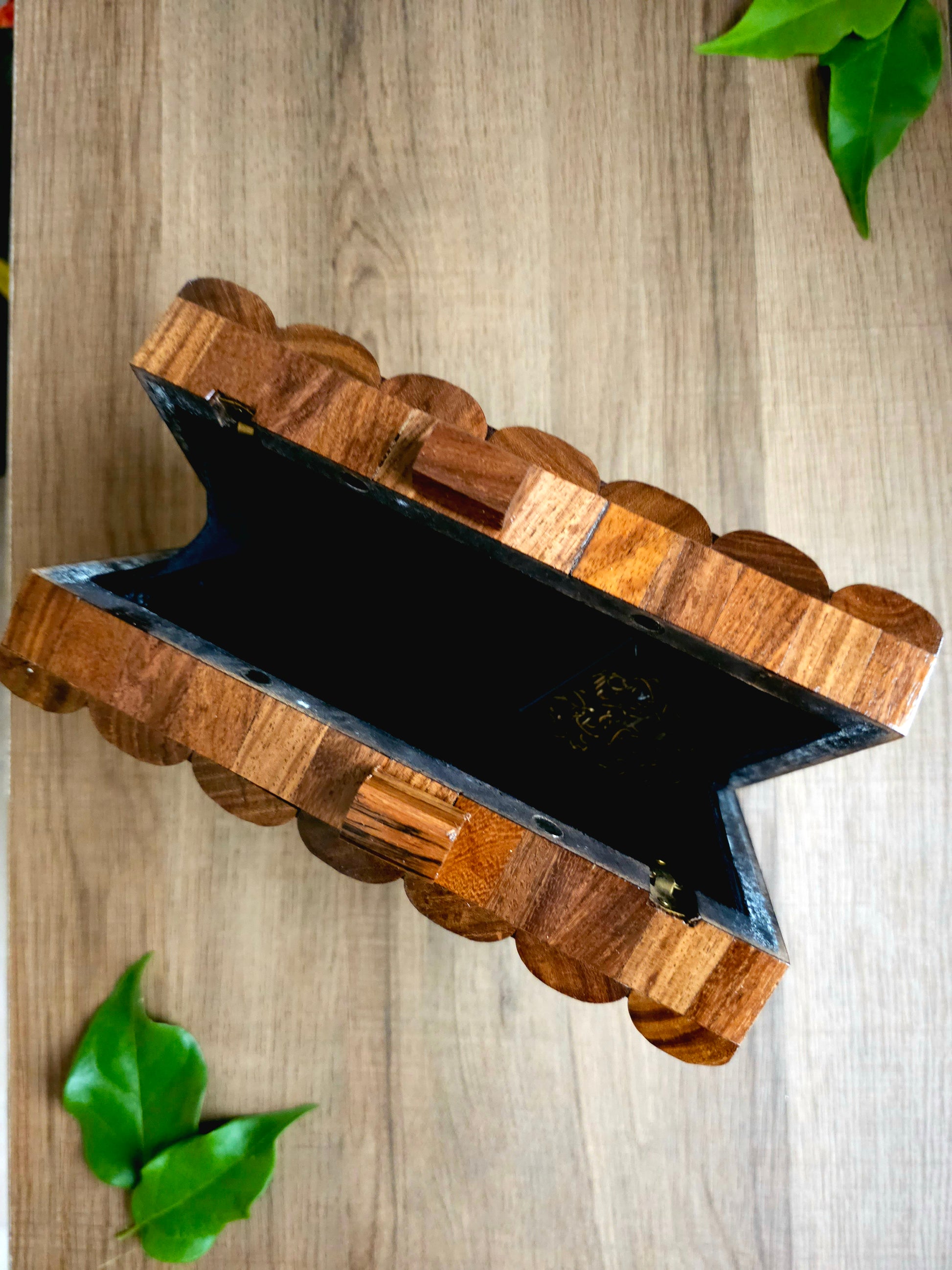 Timber Weave Clutch made of Interwoven Wooden Pieces