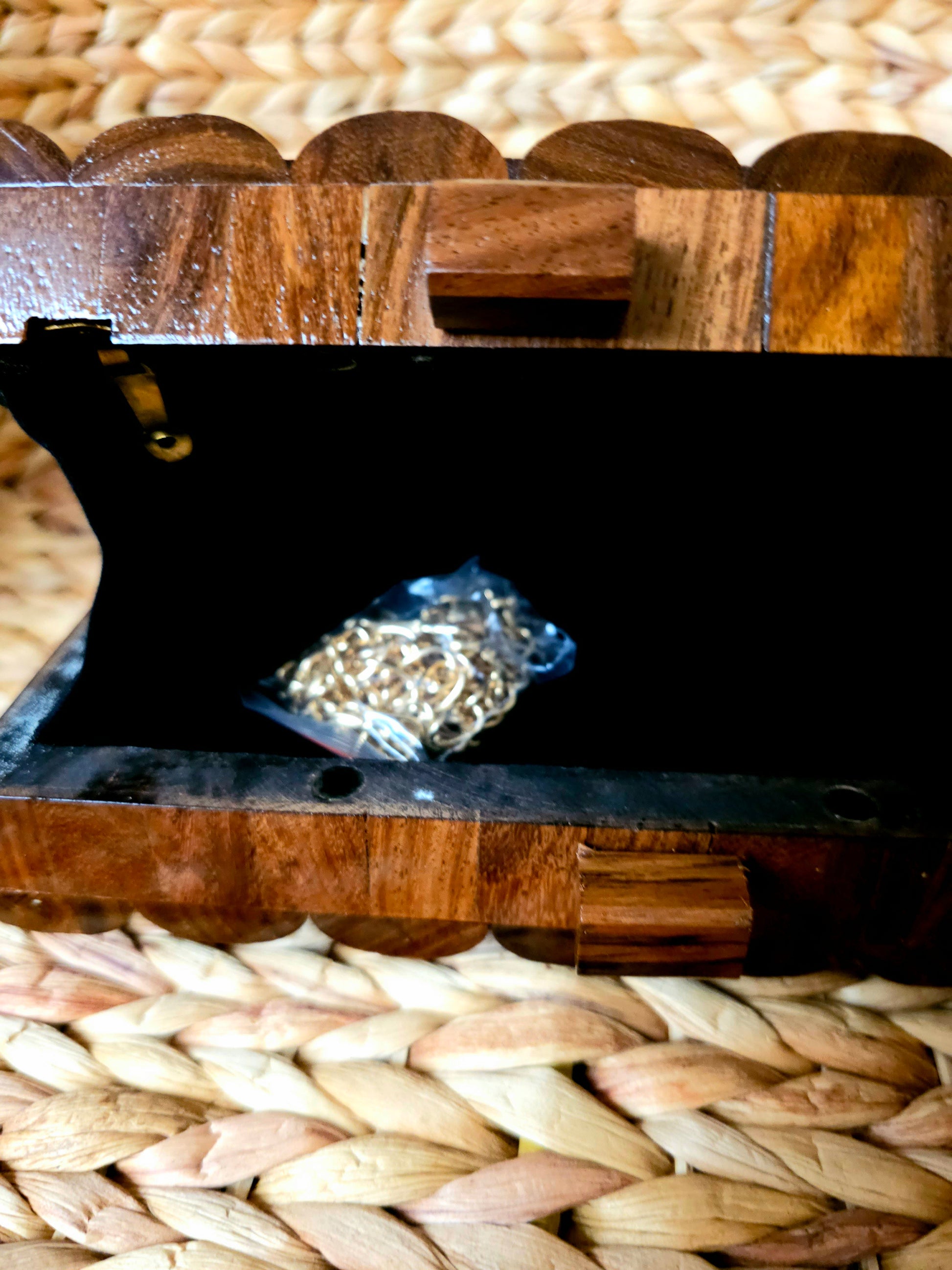 Timber Weave Clutch made of Interwoven Wooden Pieces